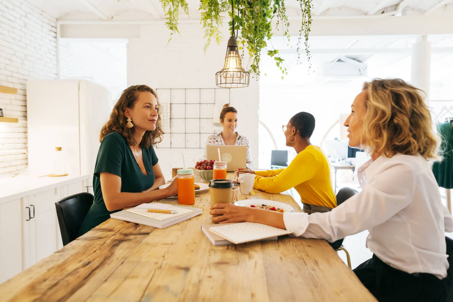 Business_Women_Team_Collaboration
